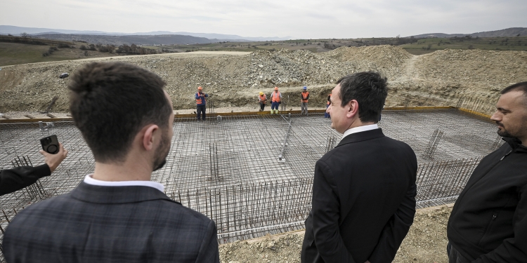 Kurti vizitoi punimet në Stadiumin e Atletikës në Novosellë