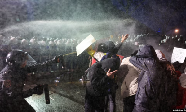 Vazhdojnë protestat masive në Turqi kundër arrestimit të rivalit të Erdoganit, Imamoglu