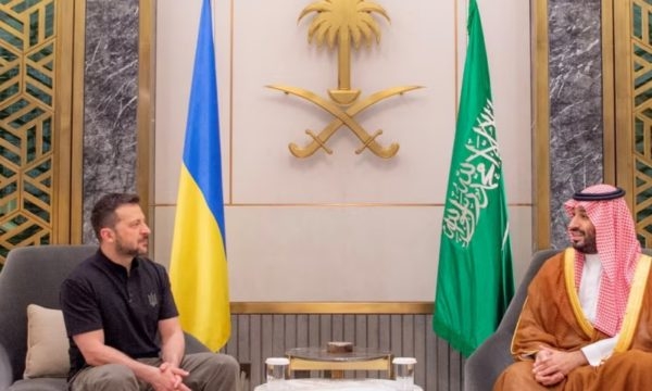 Zelenskiy në Arabinë Saudite për bisedime me princin e kurorës