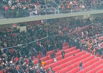 Tifozët Kuqezi bojkotojnë takimin me Andorrën, këndojnë Himnin Kombëtar dhe braktisin shkallët e stadiumit