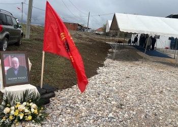 Pamje nga Buroja e Skenderajt, vendoset fotografia e Haxhi Thaçit në fillim të hyrjes së shtëpisë