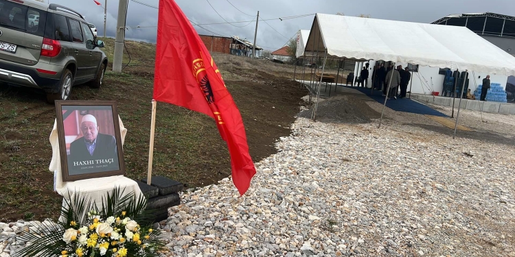 Pamje nga Buroja e Skenderajt, vendoset fotografia e Haxhi Thaçit në fillim të hyrjes së shtëpisë