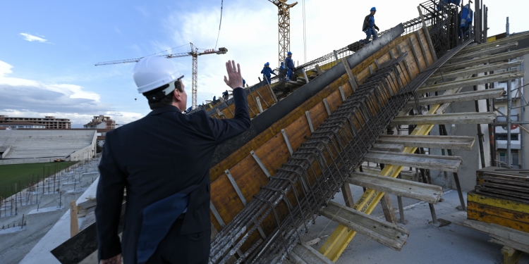 Kurti vizitoi punimet në Stadiumin e Qytetit në Gjakovë