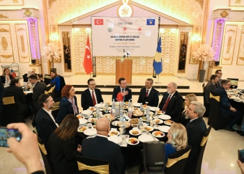 Kurti mori pjesë në iftarin e shtruar nga Ambasada e Turqisë në Kosovë