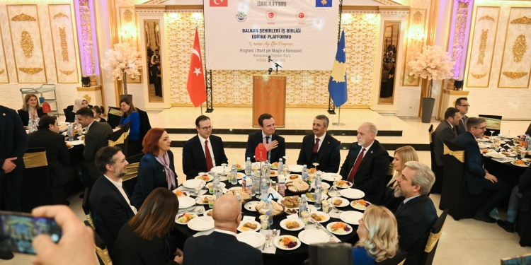 Kurti mori pjesë në iftarin e shtruar nga Ambasada e Turqisë në Kosovë