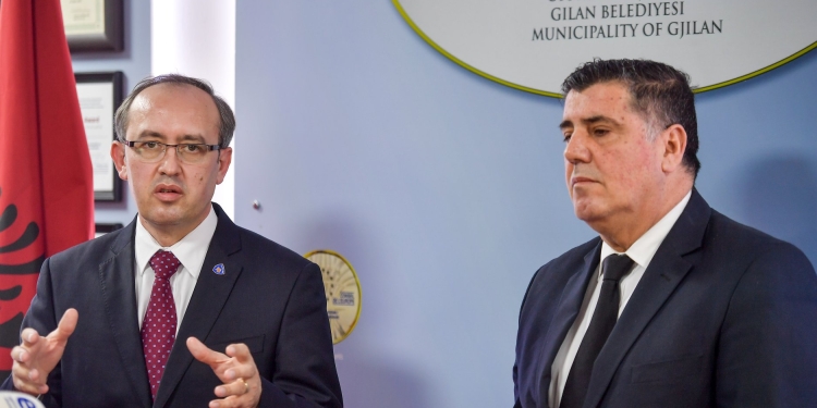 Haziri për Hotin: Më së paku ai është në pozitë të bëjë deklarata qesharake