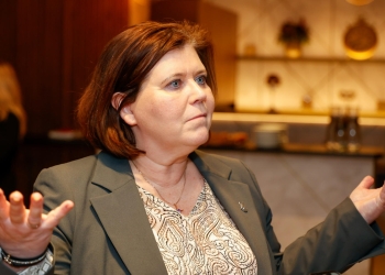 Dorëhiqet ministrja islandeze, pranoi se pati fëmijë nga lidhja me një të mitur 30 vjet më parë