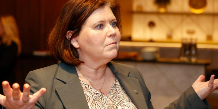 Dorëhiqet ministrja islandeze, pranoi se pati fëmijë nga lidhja me një të mitur 30 vjet më parë