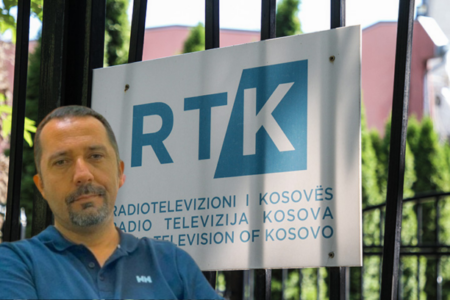 Rilind Gërvalla vazhdon me udhëheqjen “si në bahçe të babës”: Ndëshkon pesë moderatorë të RTK-së