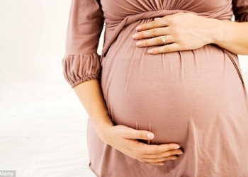 Ajri i ndotur prek mitrën, rritë rrezikun për sëmundje tek fetusi