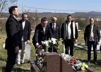 Kurti bëri homazhe pranë varrit të profesorit Selim Berisha në 26-vjetorin e rënies së tij