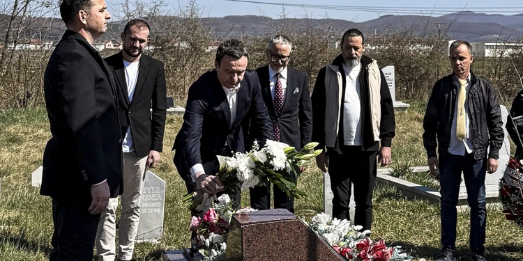 Kurti bëri homazhe pranë varrit të profesorit Selim Berisha në 26-vjetorin e rënies së tij