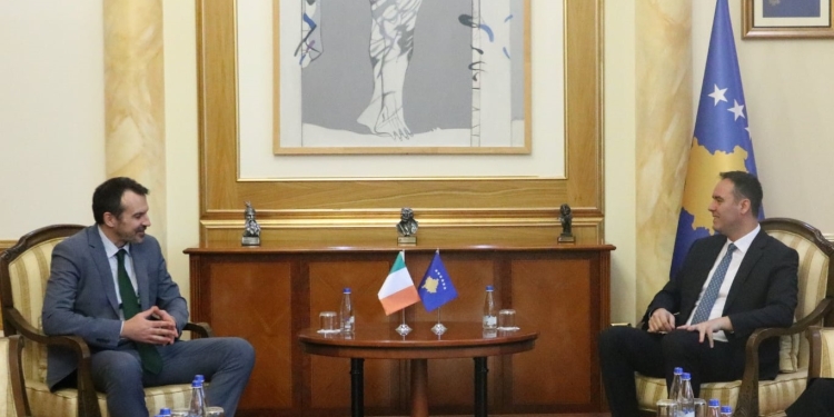 Kryetari Konjufca priti në takim ambasadorin jorezident të Irlandës