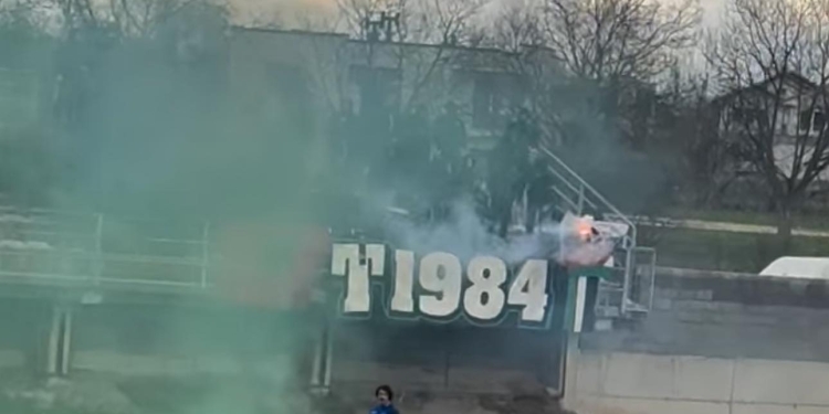 Flamuri i Serbisë digjet nga tifozët e Trepçës në Istog