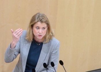 Kryediplomatja austriake “negocion” ndaras me Gërvallën dhe Gjuriqin: Angazhohuni në dialog dhe për normalizim