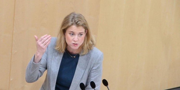 Kryediplomatja austriake “negocion” ndaras me Gërvallën dhe Gjuriqin: Angazhohuni në dialog dhe për normalizim