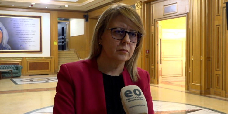 Hykmete Bajrami e publikon ligjin për qeverinë pasi Kurti dhe ministrat s’dhanë dorëheqje: Alo Albulenë