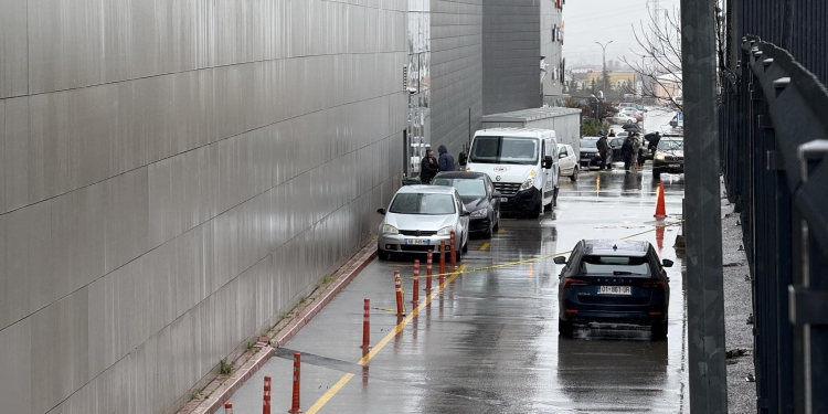 Grabitësit e automjetit me para ishin të “uniformuar dhe të armatosur me AK-47”