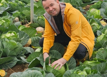 Peci viziton fermerin në Mamushë: Mbështetje për rritjen e prodhimit bujqësor