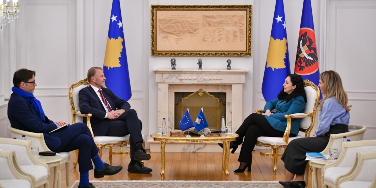 Osmani e pret në zyrë ambasadorin e BE-së në Kosovë, flasin për konstituimin e institucioneve të reja