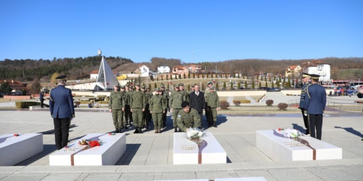 Oficerët e lartë të FSK-së shkojnë për homazhe në Prekazin e Adem Jasharit