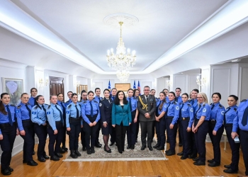 Osmani uron 8 Marsin e rrethuar nga gratë e ShKK-së: Forca, profesionalizmi dhe dinjiteti s’kanë gjini