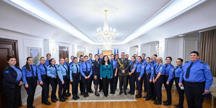 Osmani uron 8 Marsin e rrethuar nga gratë e ShKK-së: Forca, profesionalizmi dhe dinjiteti s’kanë gjini