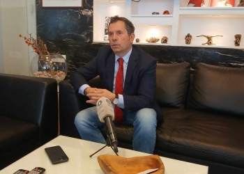 Avokat Gashi: Moslejimi i pjesëmarrjes së Thaçit në varrimin e babait, shkelje drastike e të drejtave njerëzore
