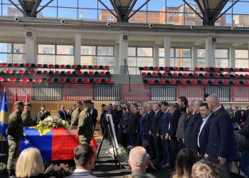 Hamza me bashkëpartiakë shkojnë për homazhe në Skenderaj