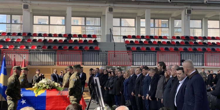 Hamza me bashkëpartiakë shkojnë për homazhe në Skenderaj