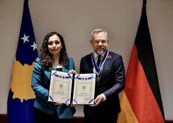 Presidentja Osmani dekoron Michael Roth me Medaljen Presidenciale të Meritave