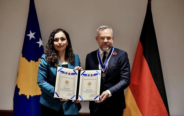 Presidentja Osmani dekoron Michael Roth me Medaljen Presidenciale të Meritave