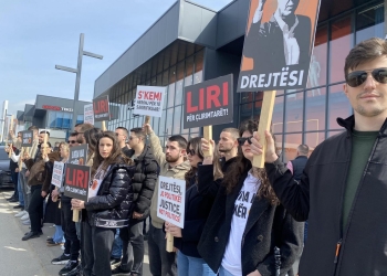 “S’kemi heronj për të sakrifikuar” – Protestë para selisë së EULEX-it ku po qëndron  Thaçi