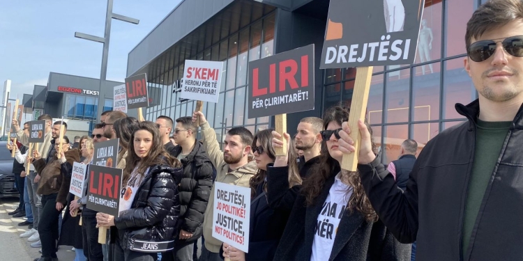 “S’kemi heronj për të sakrifikuar” – Protestë para selisë së EULEX-it ku po qëndron Thaçi