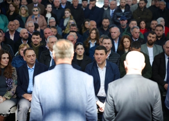 Krasniqi me qindra zyrtarë e anëtarë të PDK-së shkojnë për ngushëllime te familja Thaçi
