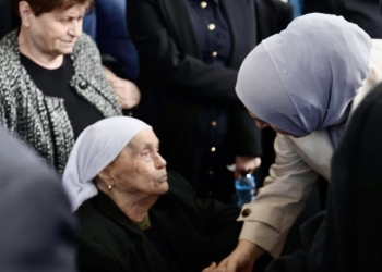 Ismaili ngushëllon nënën Hyrë për vdekjen e Haxhi Thaçit