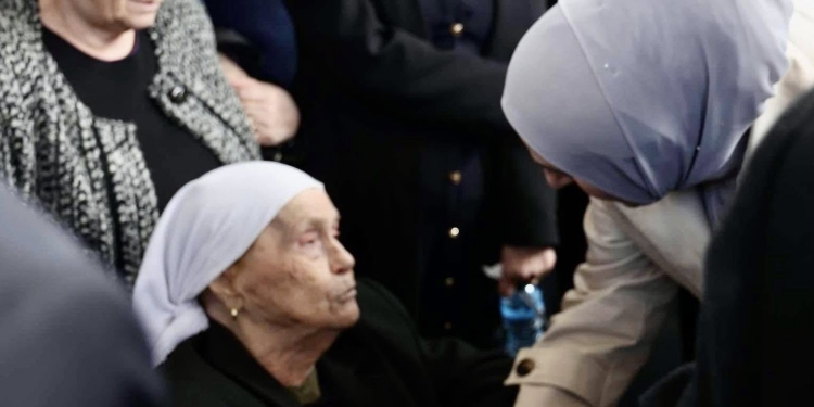 Ismaili ngushëllon nënën Hyrë për vdekjen e Haxhi Thaçit