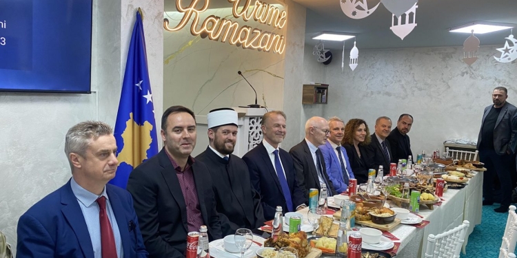 Xhamia “Bedri Kamberi” në Prishtinë shtron iftar për personalitete vendore dhe ndërkombëtare