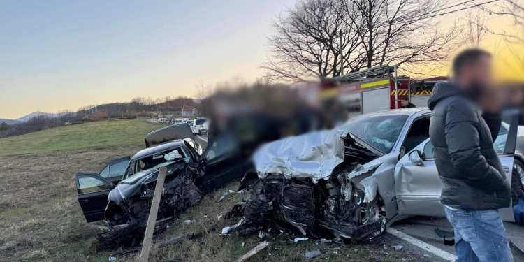 Katër persona të lënduar në një aksident trafiku në Vogovë të Gjakovës – PAMJE