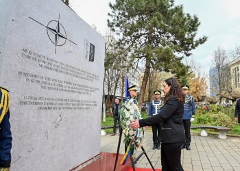 Përvjetori i i bombardimeve, Osmani bën homazhe te pllaka përkujtimore e ushtarëve të NATO-s