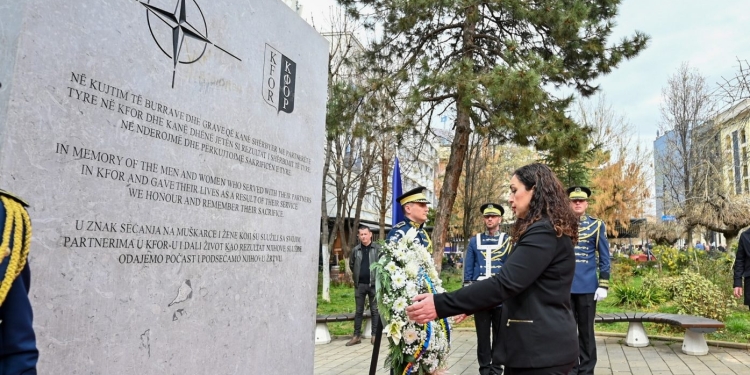 Përvjetori i i bombardimeve, Osmani bën homazhe te pllaka përkujtimore e ushtarëve të NATO-s