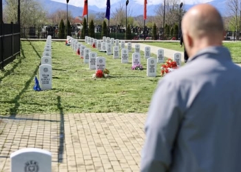 Haradinaj nderon të rënët e Brigadës 137 Gjakova: Krenar që pata në krah bashkëluftëtarë si heronjtë gjakovarë