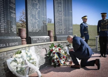 Haradinaj kujton të rënët e Masakrës së Izbicës dhe bashkëluftëtarët Elez Geci e Maxhun Berisha