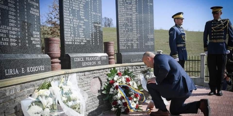 Haradinaj kujton të rënët e Masakrës së Izbicës dhe bashkëluftëtarët Elez Geci e Maxhun Berisha