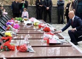 Haradinaj kujton të rënët në Beleg, Irzniq e Poterq: Edhe pse të paarmatosur nuk u kursyen nga barbarët