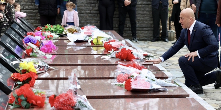 Haradinaj kujton të rënët në Beleg, Irzniq e Poterq: Edhe pse të paarmatosur nuk u kursyen nga barbarët