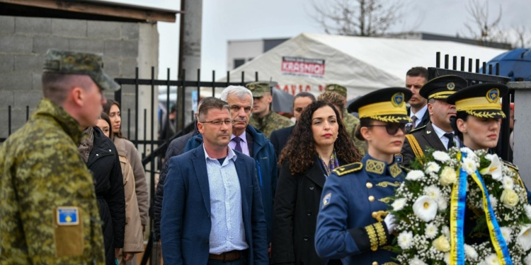 Presidentja Osmani në Krushë të Vogël: Më 1999 një fshat i tërë u kthye në një varrezë