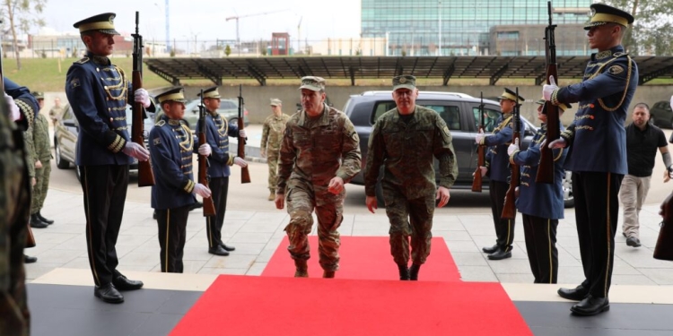 Komandanti i ushtrisë amerikane për Evropë dhe Afrikë viziton FSK-në