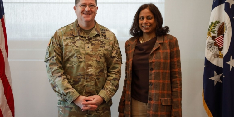 Gjenerali amerikan vjen në Kosovë, ndalesën e parë e bën në ambasadë