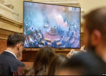 BE shpreh shqetësim për zhvillimet në Serbi